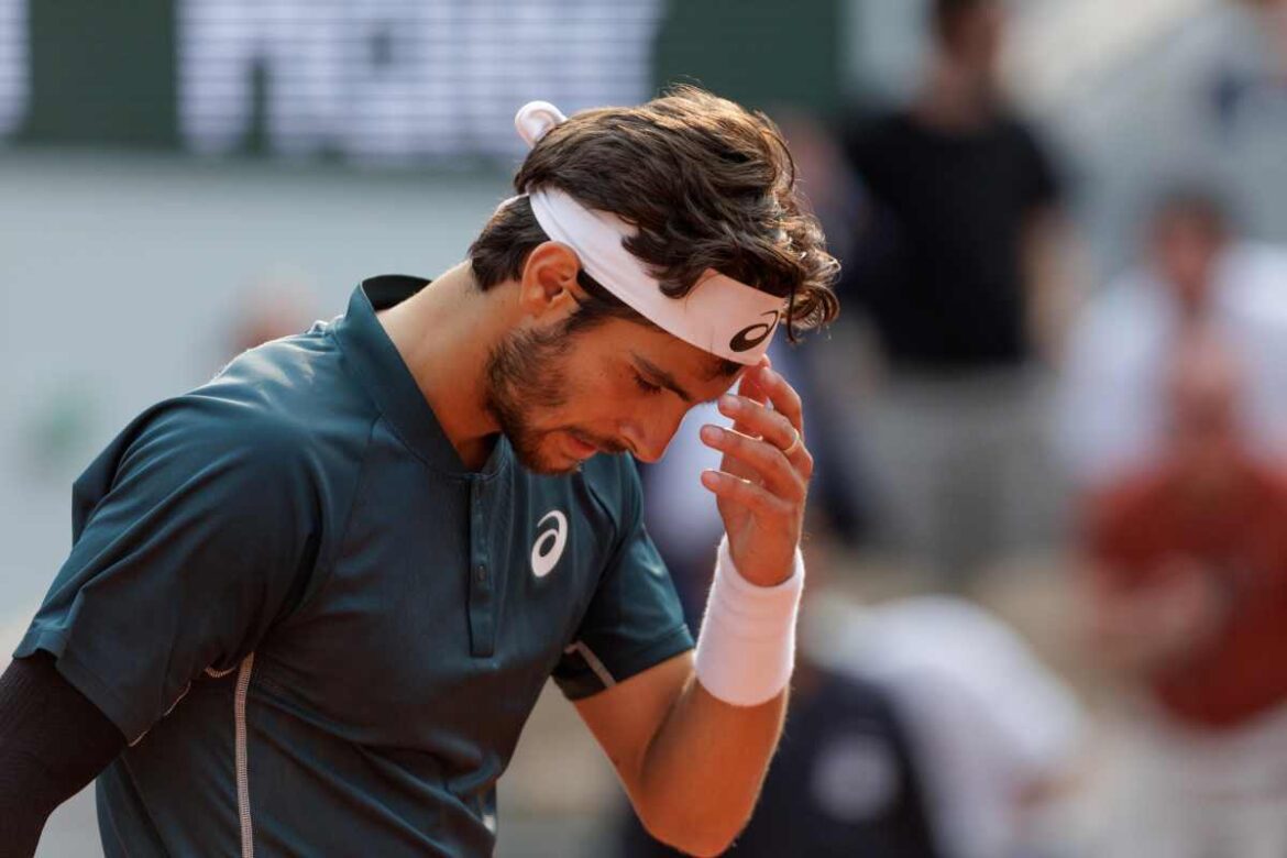 video:-tenista-acerta-bolada-em-juiza-durante-partida-de-roland-garros