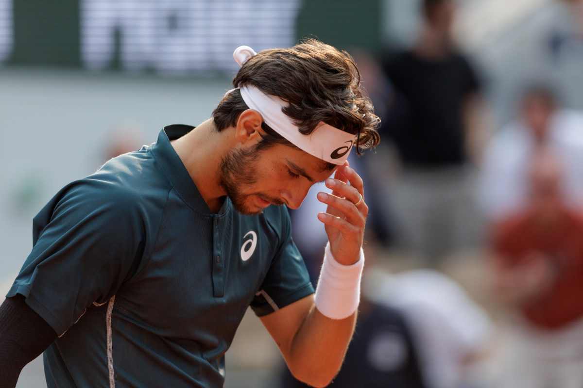 video:-tenista-acerta-bolada-em-juiza-durante-partida-de-roland-garros