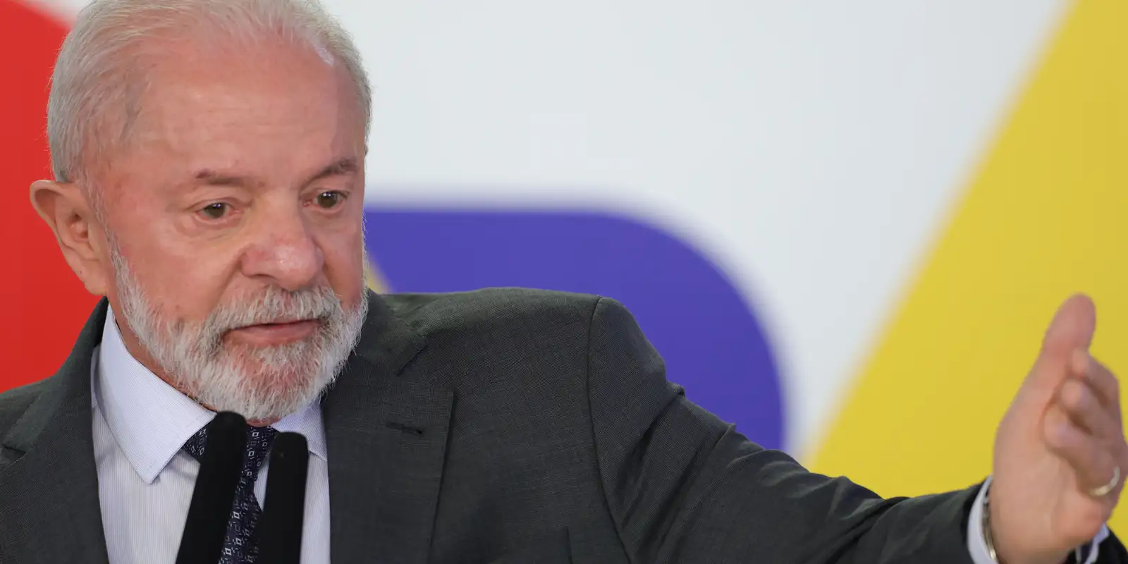 Lula chega a Paris para visita de Estado e encontro com empresários