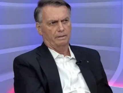 Líder do PT pede que Bolsonaro use tornozeleira eletrônica após saída de Zambelli do Brasil