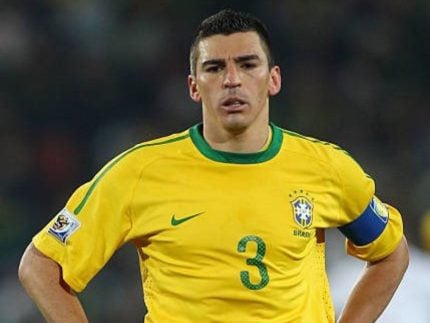 ex-zagueiro-da-selecao,-lucio-recebe-alta-de-hospital-apos-20-dias-internado