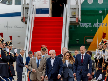 lula-chega-a-franca-apos-13-anos-sem-visita-oficial-de-presidente-brasileiro