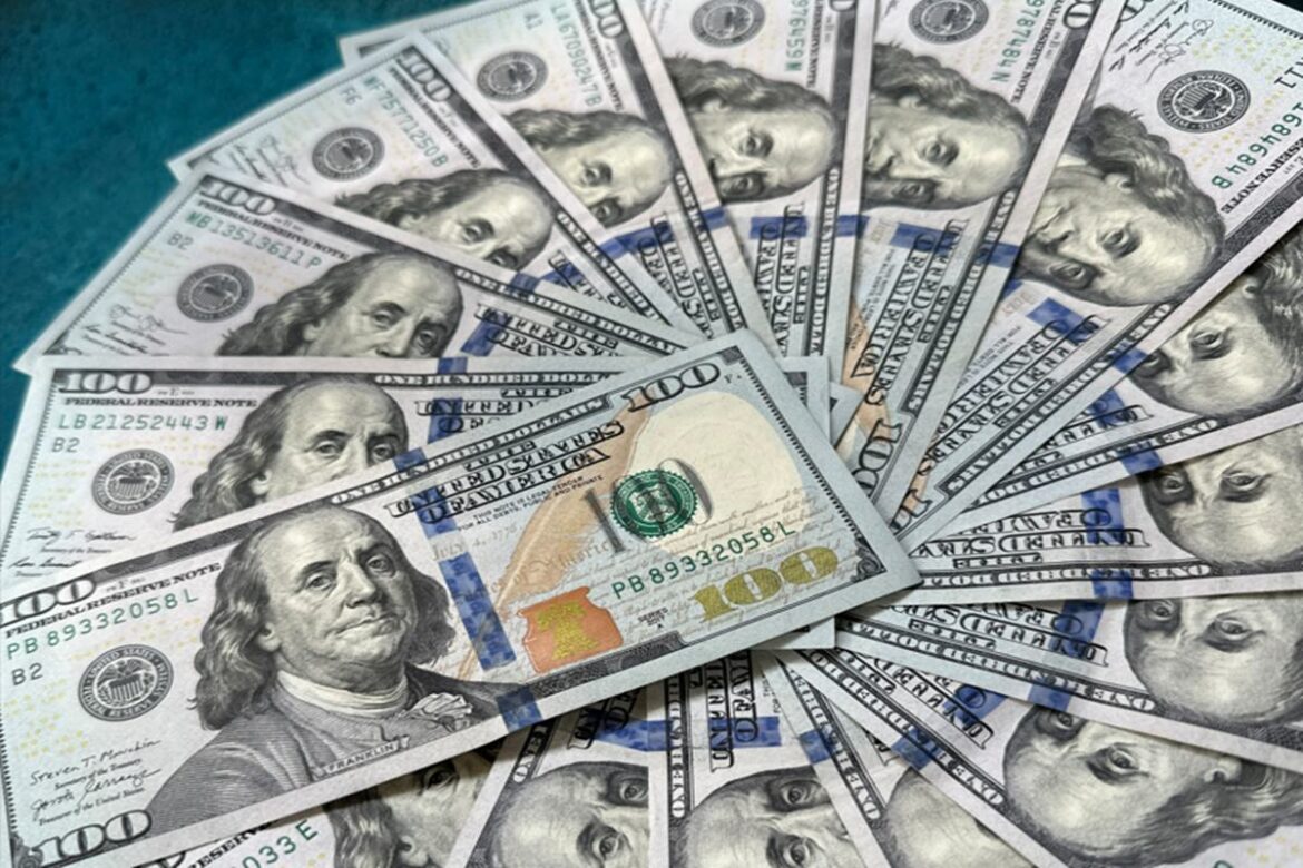 dolar-sobe-e-bolsa-cai.-mercado-reage-a-queda-na-aprovacao-de-lula