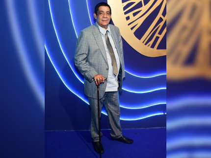 aos-66,-zeca-pagodinho-surge-de-bengala-em-premiacao:-“sou-vovo”