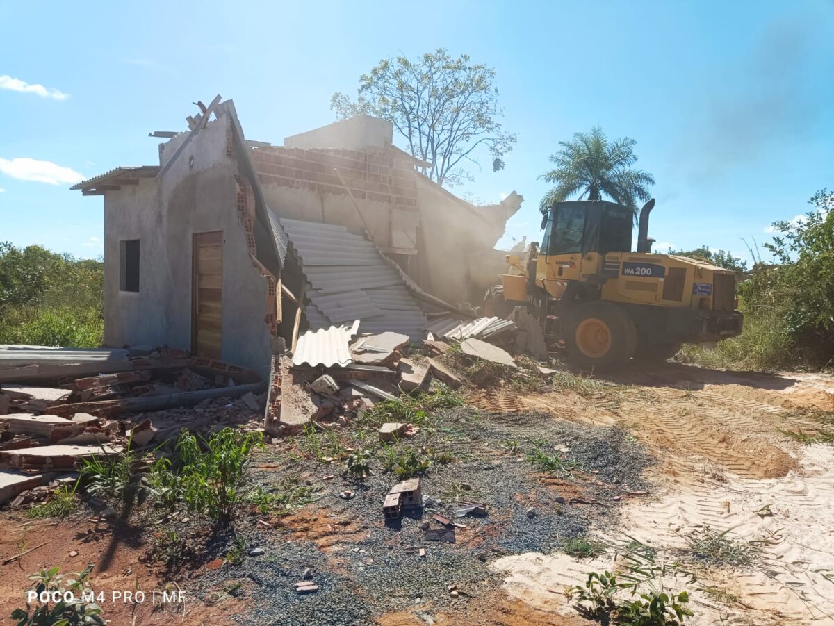 df-legal-derruba-galpoes-e-1-km-de-muro-em-lotes-ilegais-em-planaltina