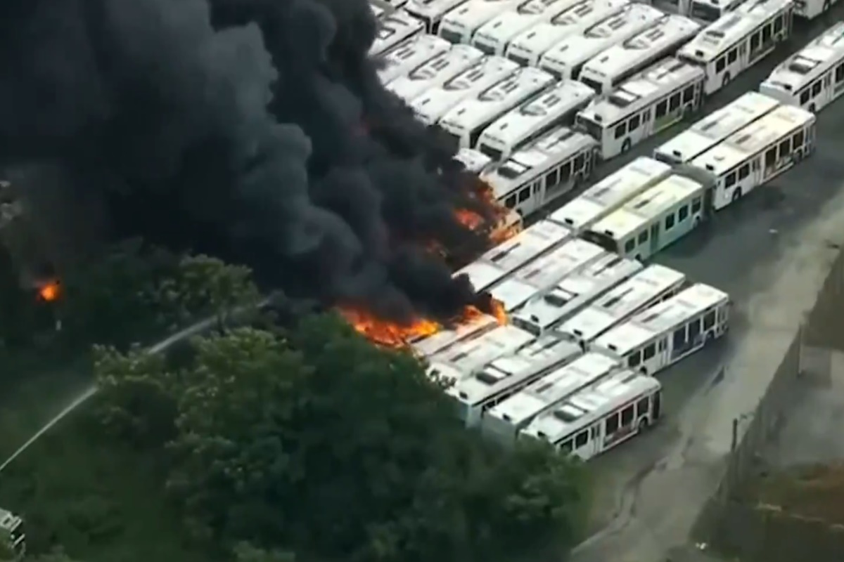 onibus-pegam-fogo-nos-eua-e-fumaca-espessa-chama-a-atencao.-video