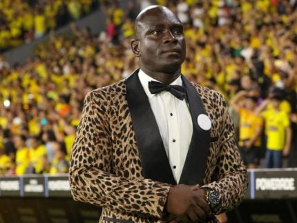 punido-por-estilo-excessivo?-tecnico-toma-multa-por-usar-terno-de-oncinha-durante-jogo