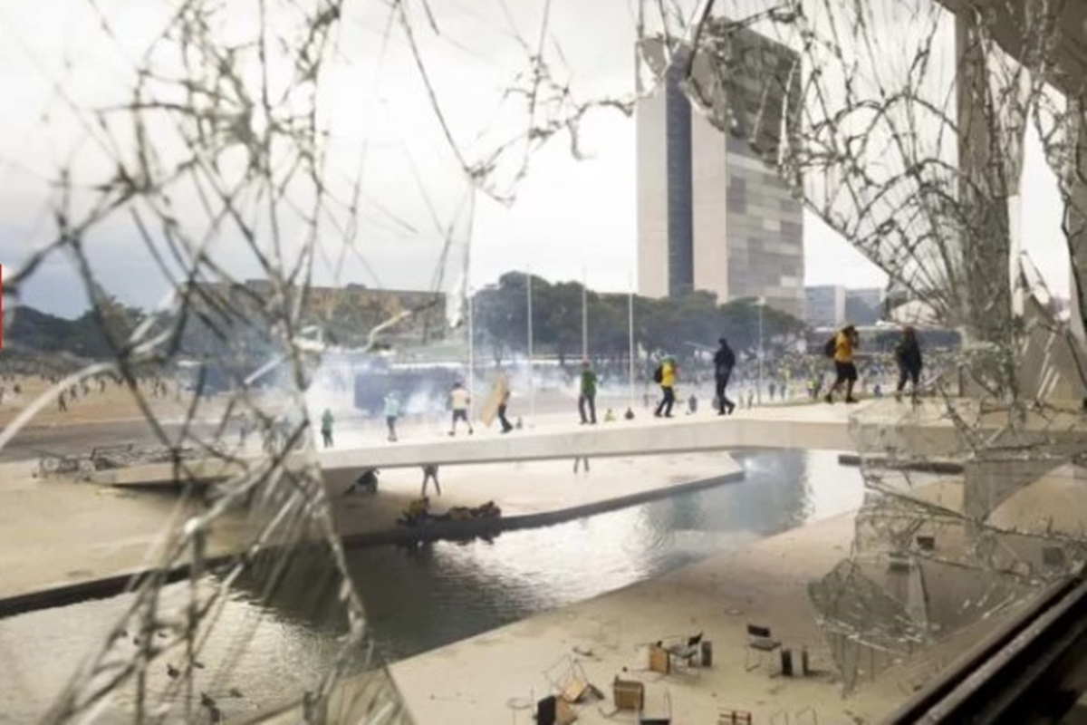 moraes-vota-por-17-anos-de-prisao-para-homem-que-agrediu-pms-no-8/1