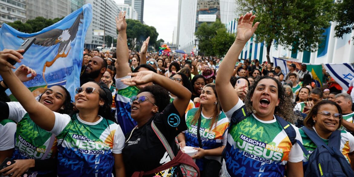 evangelicos-crescem-e-representam-mais-de-um-quarto-da-populacao