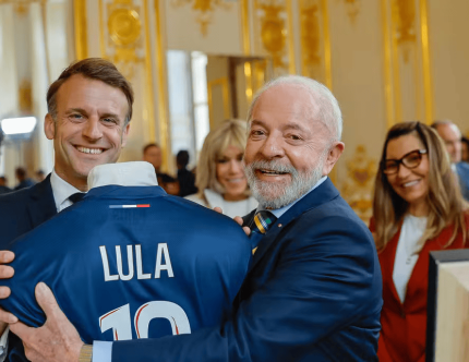 Lula ganha camisa do PSG, campeão da Champions, de presente de Macron