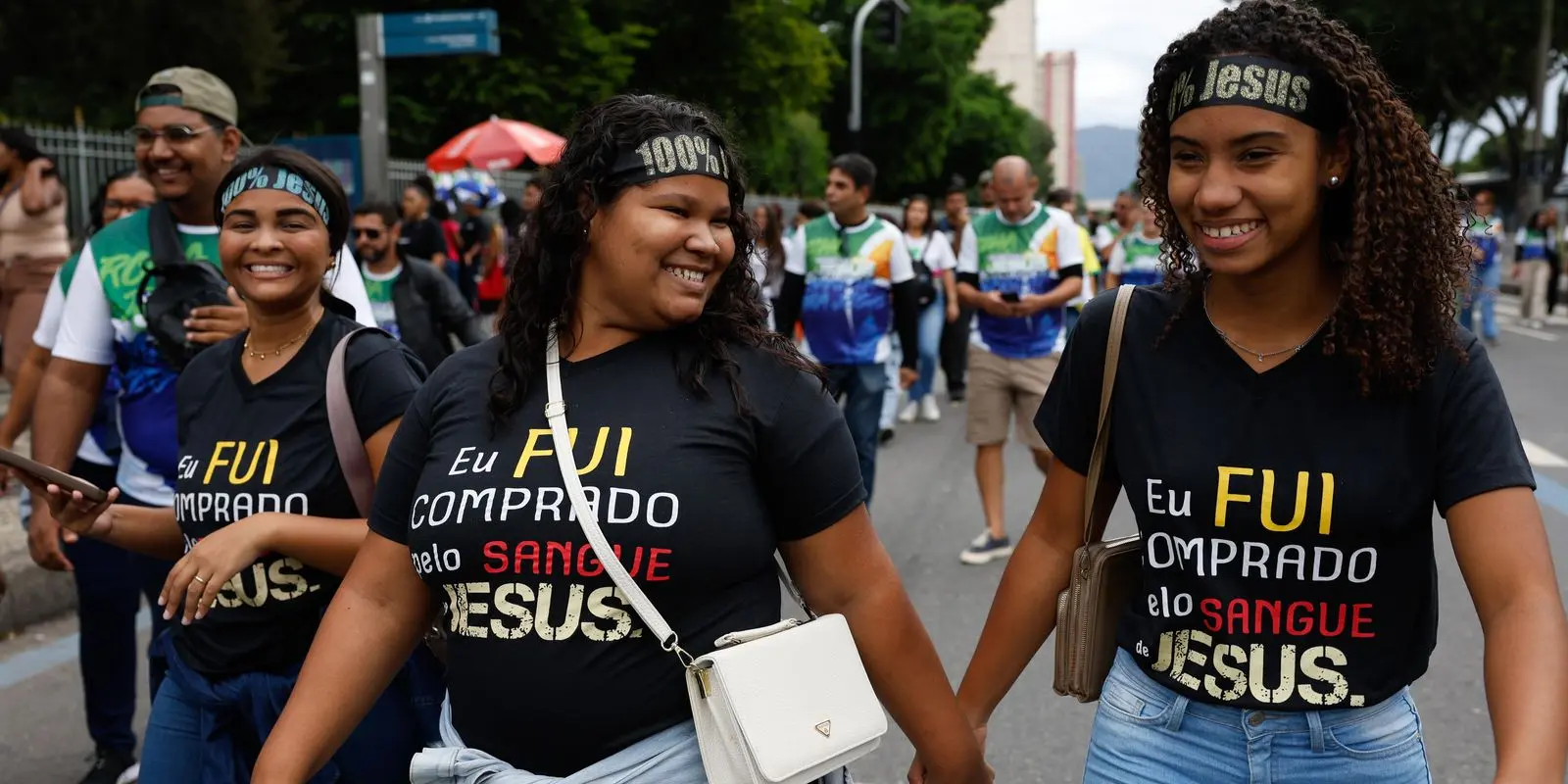Jovens e mulheres puxam aumento de evangélicos no país, revela IBGE