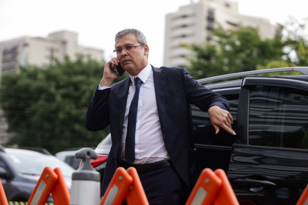 lider-do-pt-reage-a-criticas-e-cobra-que-itamaraty-atue-contra-eduardo