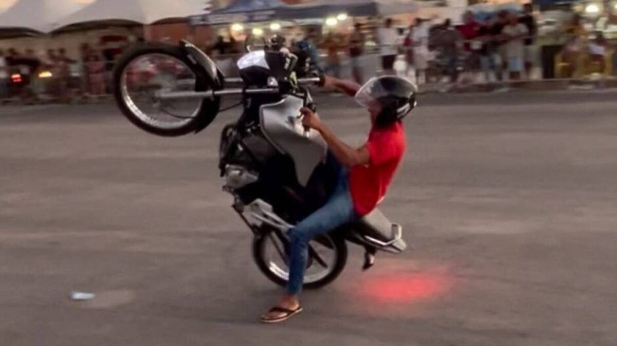 “amostradinho”-empina-moto-e-bate-em-viatura-policial-em-campo-grande