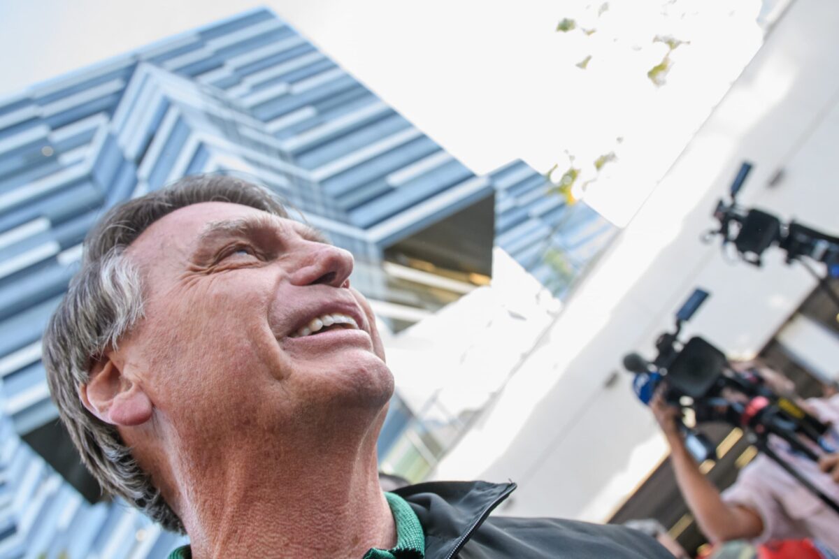 bolsonaro,-finalmente,-senta-se-no-banco-dos-reus.-merece