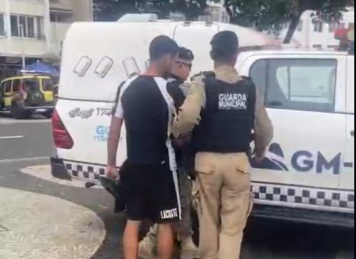 ambulante-vende-2-milhos-por-r$-1.064-a-turistas-e-e-preso-em-praia