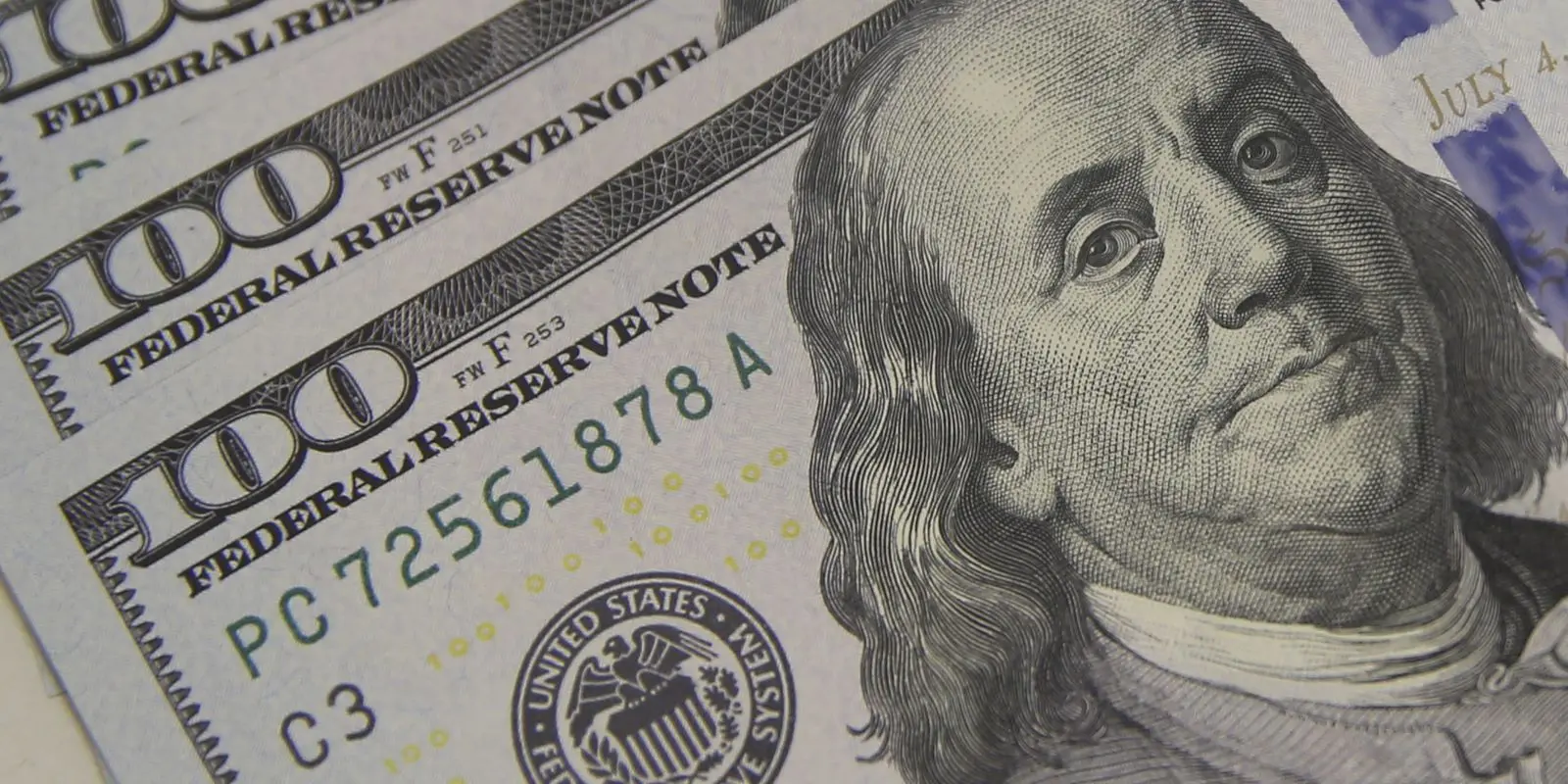 Dólar cai para R$ 5,56 à espera de pacote fiscal