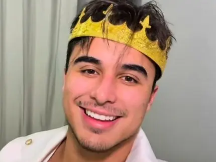 Cantor da Banda Djavú é alvo de extorsão e tem fotos íntimas vazadas