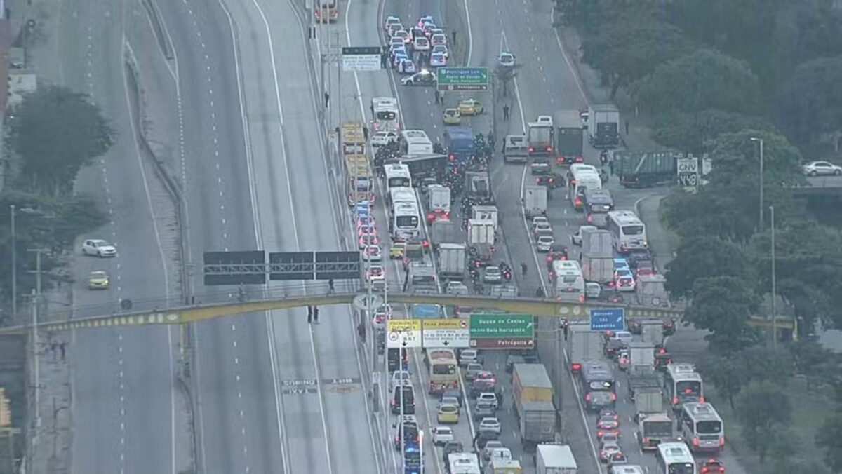 rio:-tiroteio-em-operacao-policial-fecha-a-av.-brasil-e-linha-vermelha