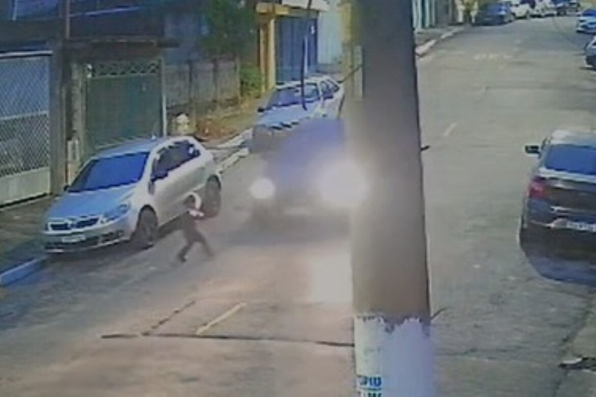 crianca-e-atropelada-apos-se-soltar-do-pai-e-correr-para-rua.-video