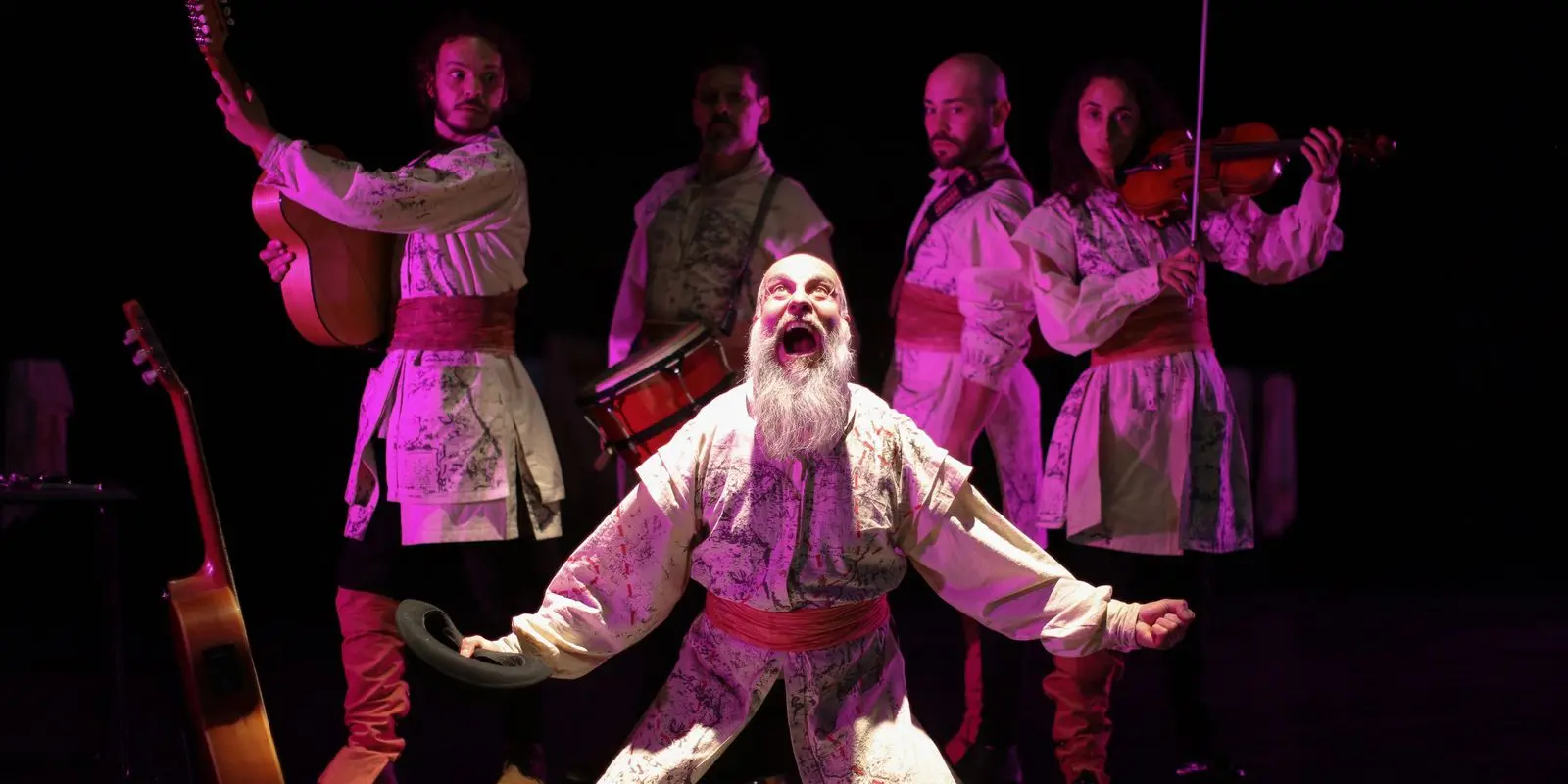 Companhia teatral chilena conta histórias latinoamericanas em trilogia