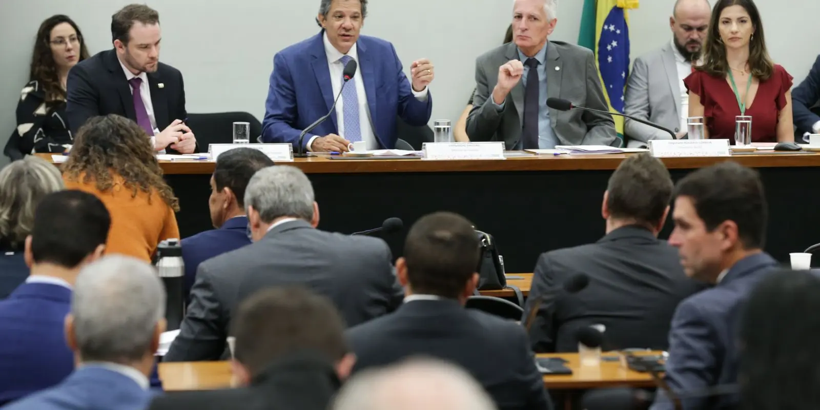Audiência com Haddad é encerrada após tumulto entre deputados