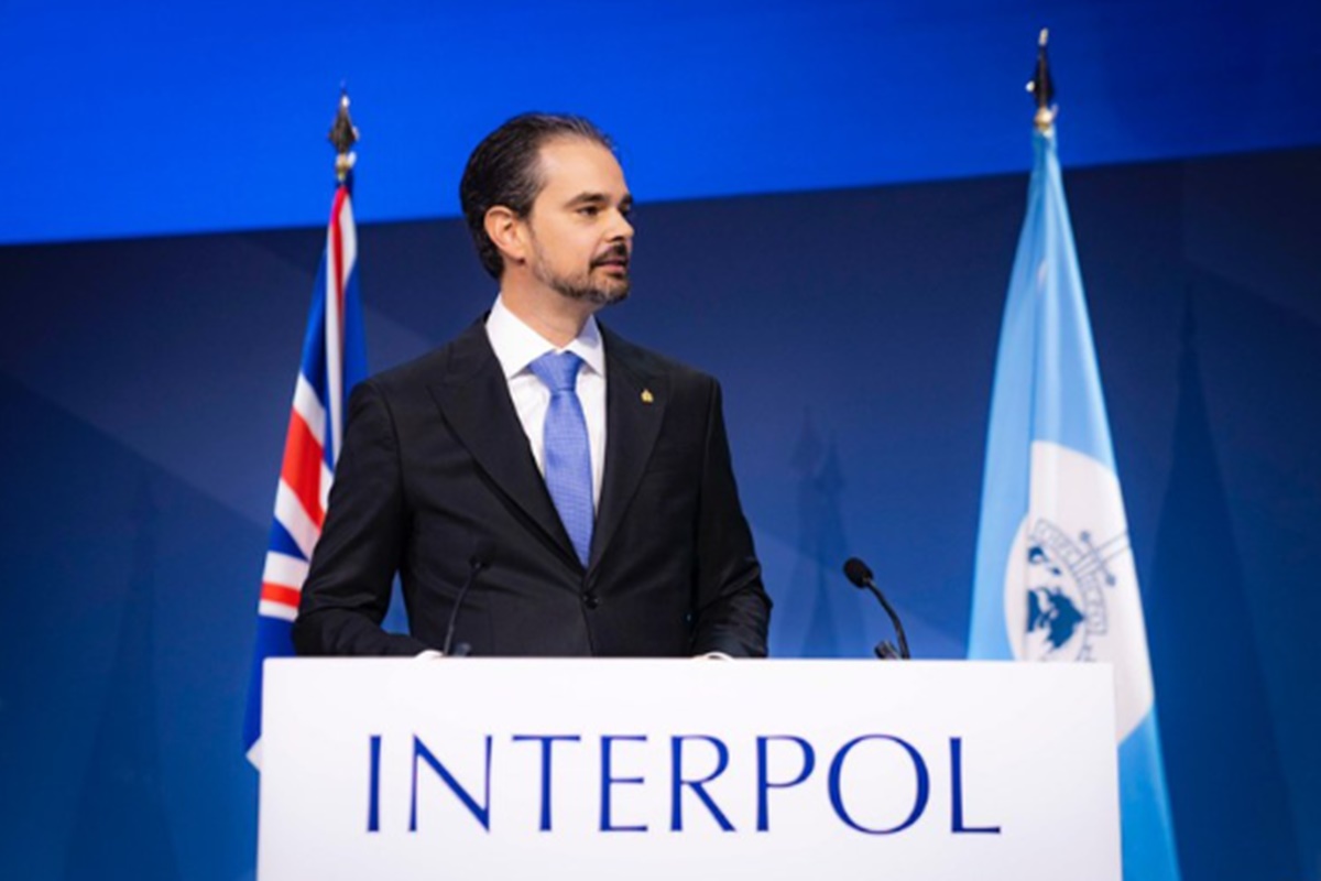 chefe-da-interpol-detalha-busca-a-foragidos-apos-zambelli-sair-do-pais