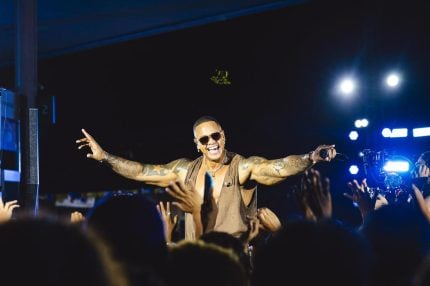leo-santana-reune-multidao-em-show-surpresa-em-posto-de-gasolina-em-salvador