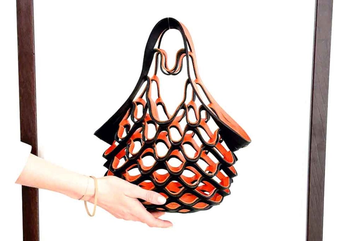 bolsa-que-se-adapta-a-superficie-e-destaque-de-marca-emergente