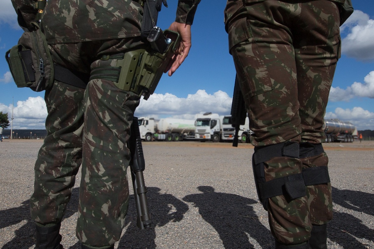 “dormiu-com-minha-mulher?”:-militar-agride-colega-ao-acusa-lo-de-importunacao