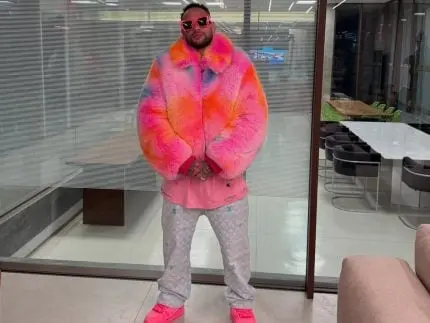 Neymar recebe amigos em mansão e surge com look diferenciado: “Pantera Cor-de-Rosa”