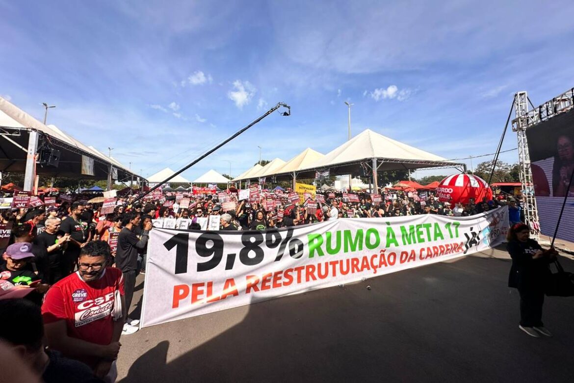 mp-pede-investigacao-de-pms-que-usaram-spray-de-pimenta-em-professores