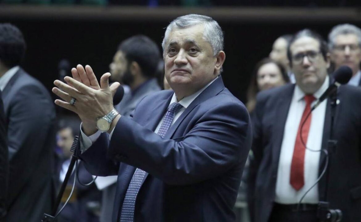 sem-saida,-governo-deve-liberar-base-em-votacao-da-urgencia-do-iof