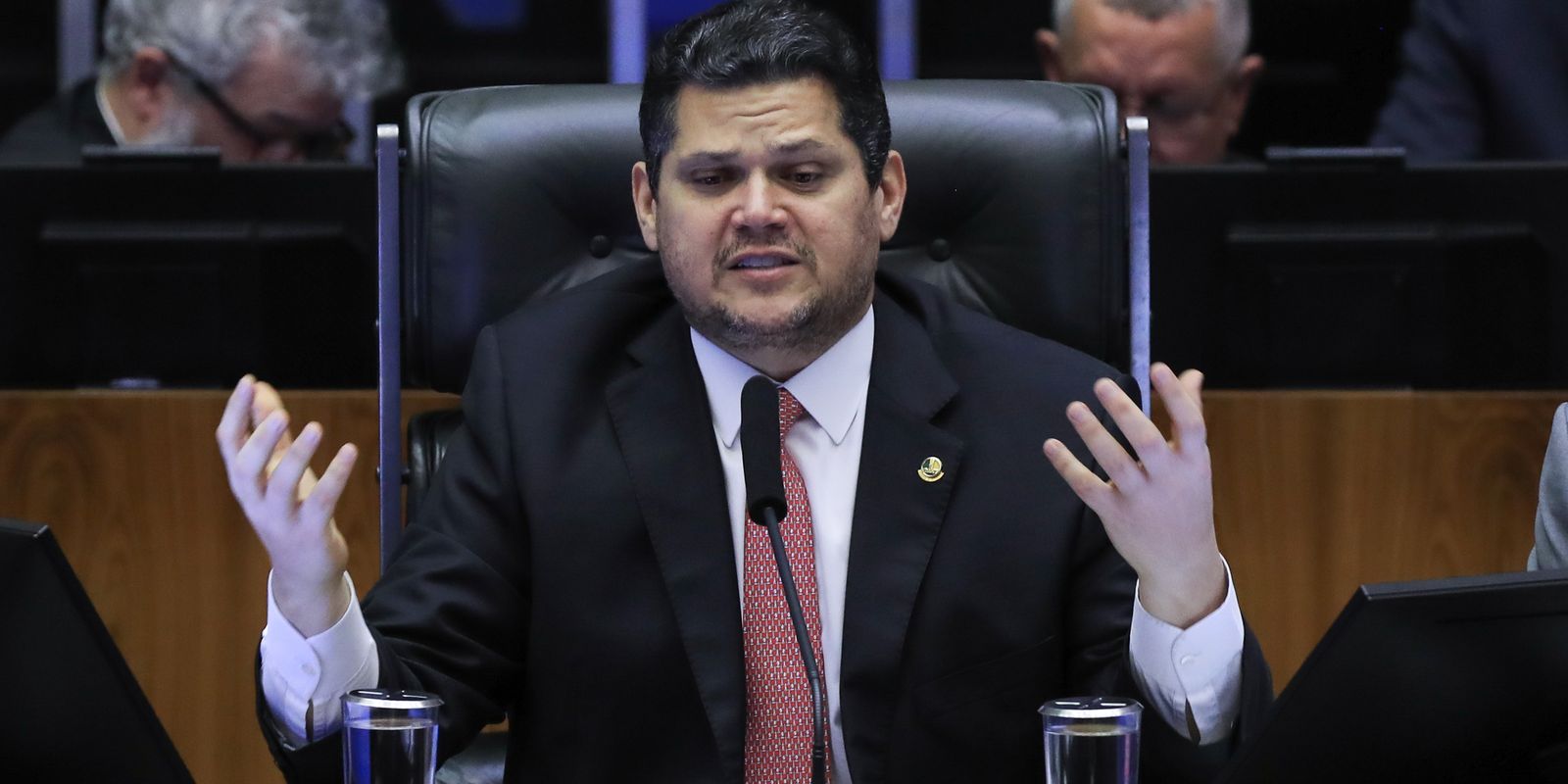Alcolumbre lê requerimento que cria CPMI sobre fraudes no INSS Alcolumbre lê requerimento que cria CPMI sobre fraudes no INSS