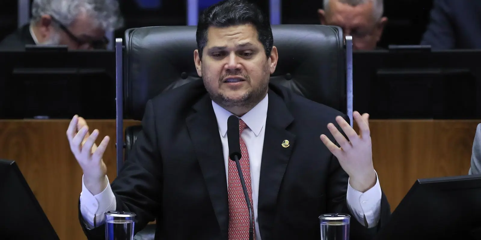 Alcolumbre lê requerimento que cria CPMI sobre fraudes no INSS