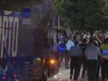 porto-e-recebido-com-protesto-da-torcida-apos-eliminacao-na-copa-do-mundo-de-clubes