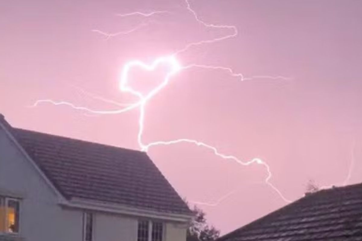 raio-em-forma-de-coracao-surge-no-ceu-durante-tempestade-na-escocia