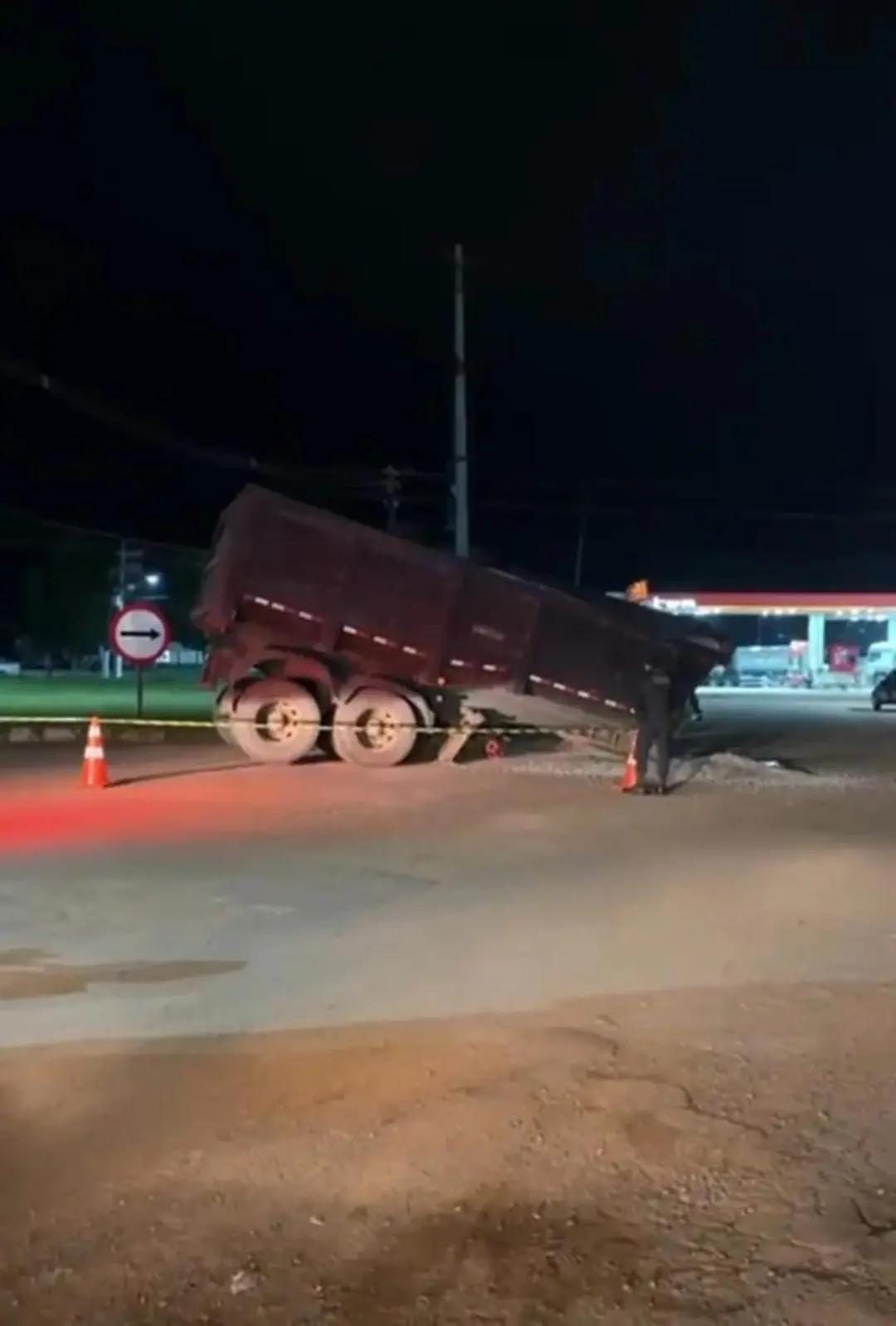 Carreta carregada de pedras se desprende em rotatória na BR-364 e causa lentidão no trânsito
