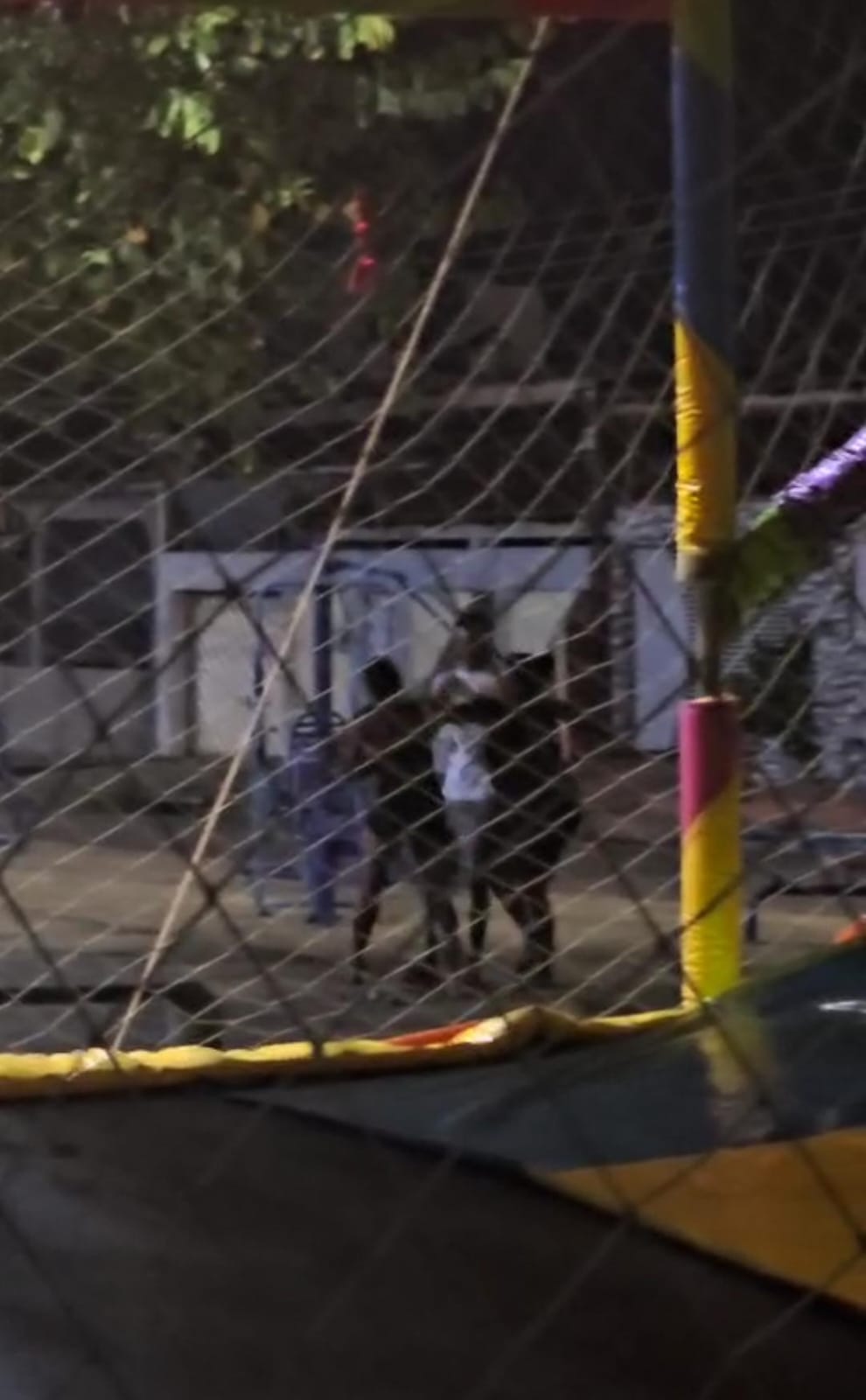 Briga em praça termina em agressões com madeira e canivete; mulher tenta apartar e também agride homem