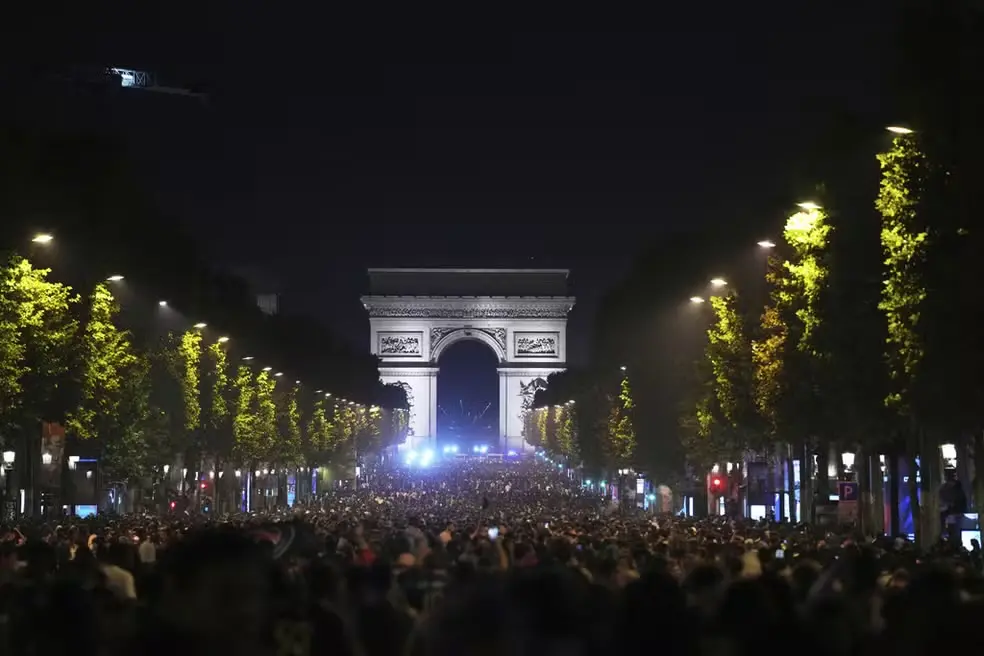 Festa por vitória do PSG na Champions deixa 2 mortos e 192 feridos; mais de 500 foram presos