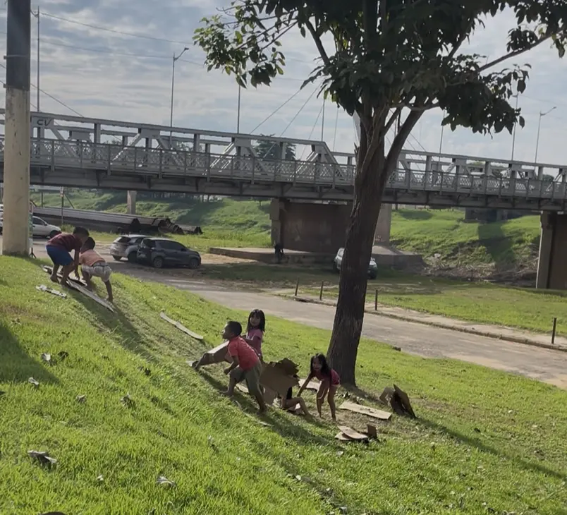 Crianças brincam de ‘escorrega’ próximo ao Mercado dos Colonos, em Rio Branco