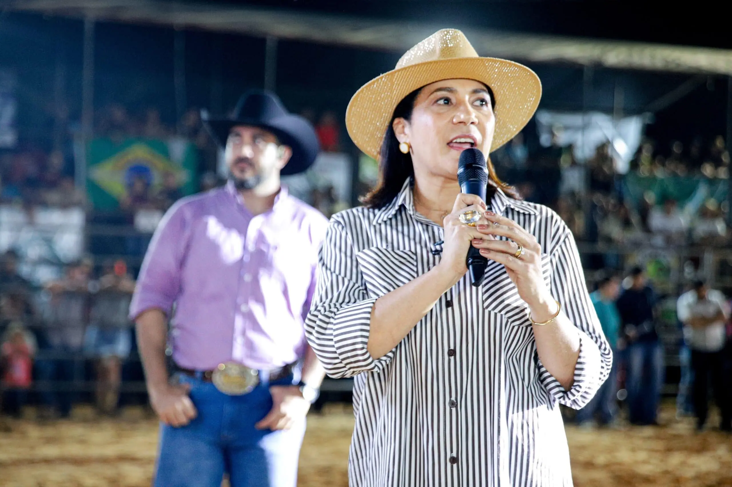 Mailza participa da abertura da maior feira de agronegócio de Plácido de Castro e reforça apoio do Estado