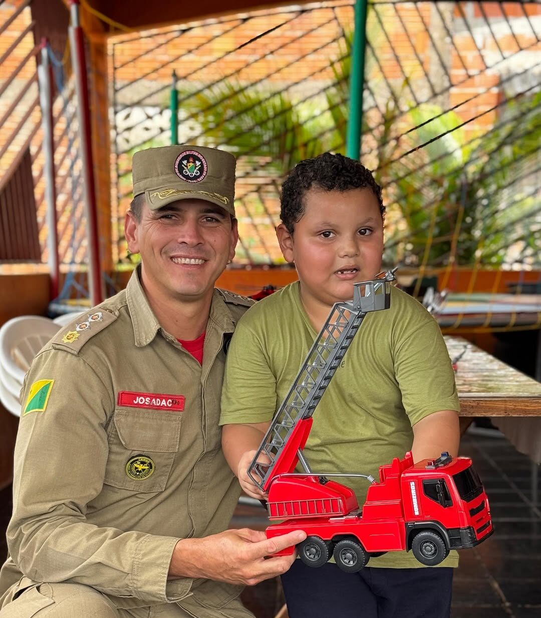 Menino que batizou boneco com nome de major dos Bombeiros recebe visita surpresa em Rio Branco