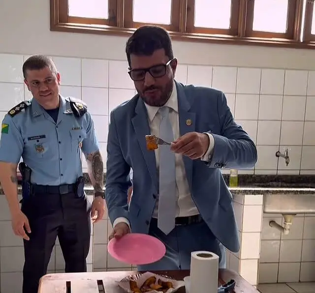Em Xapuri, Gladson Camelí faz pausa para comer banana frita durante visita à escola pública