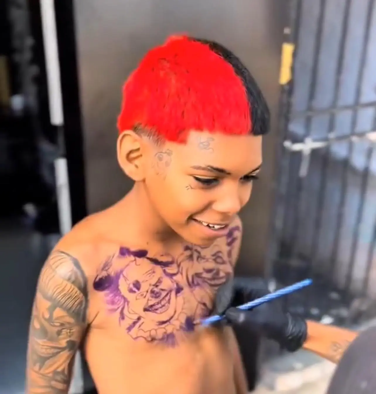 Vídeo de criança de 12 anos fazendo tatuagem gera polêmica; ASSISTA