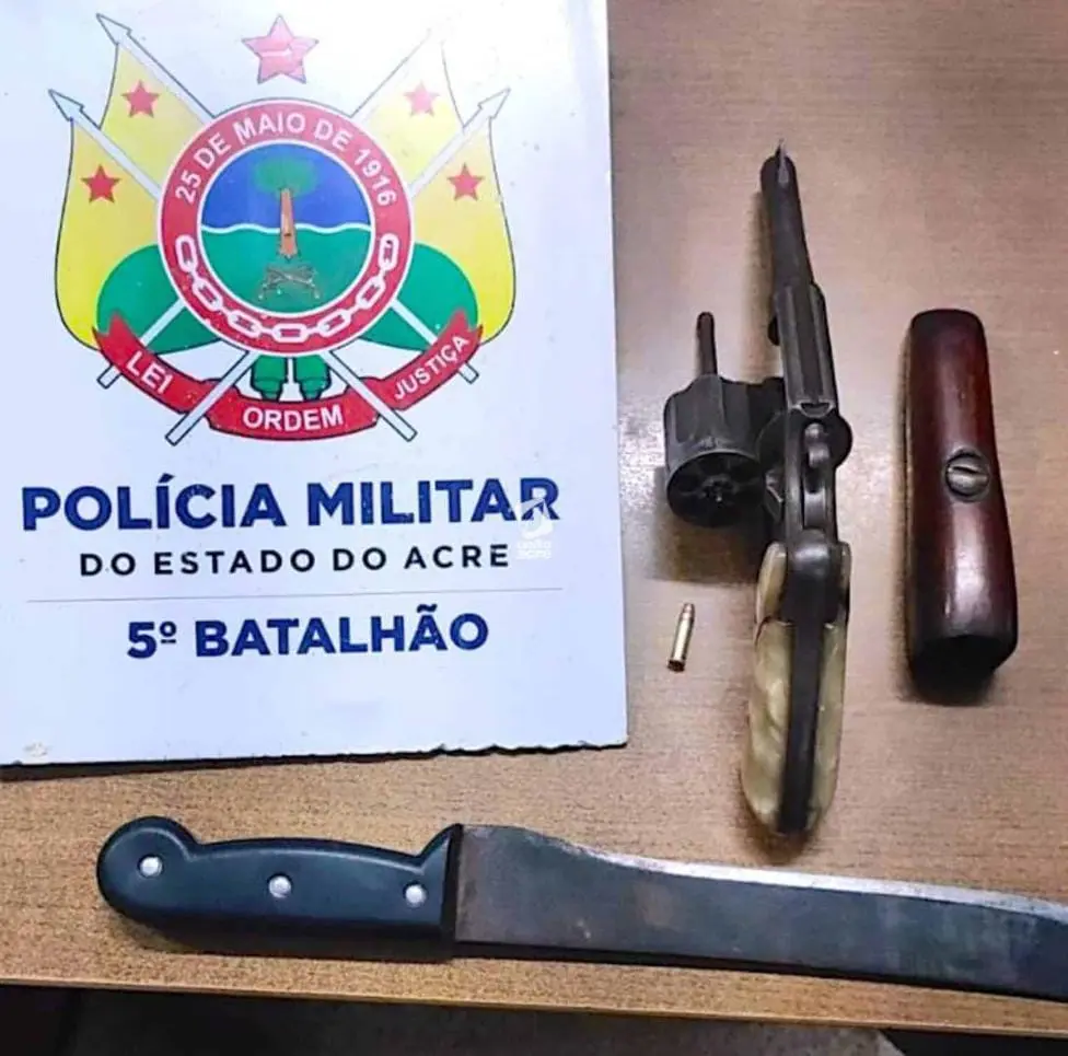 No Acre, homem é preso após ser flagrado pilotando moto sem capacete e carregando armas