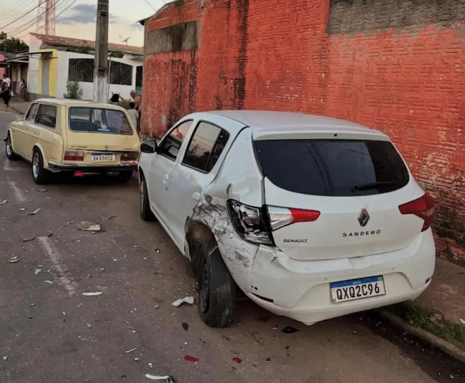 Motorista supostamente embriagado causa acidente com três veículos e é liberado após fiança