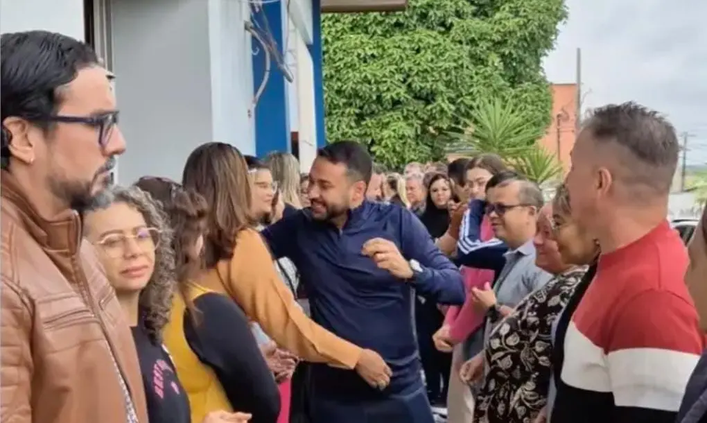 Após decisão da Justiça, Aberson volta à Educação e é recebido com abraços e aplausos por servidores