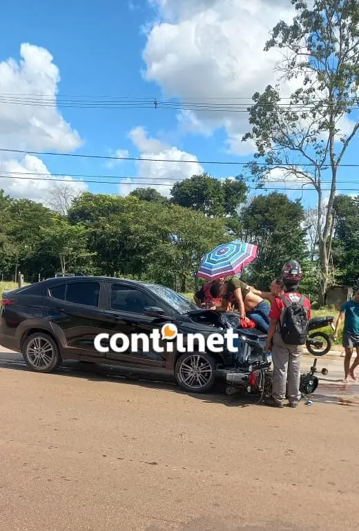 Motociclista fica ferido após atravessar rodovia, colidir com carro e ser arremessado na AC-40