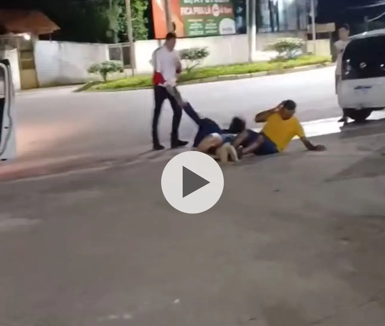 Vídeo mostra briga entre mulheres e suposto vigilante em posto de Rio Branco; uma fica desacordada