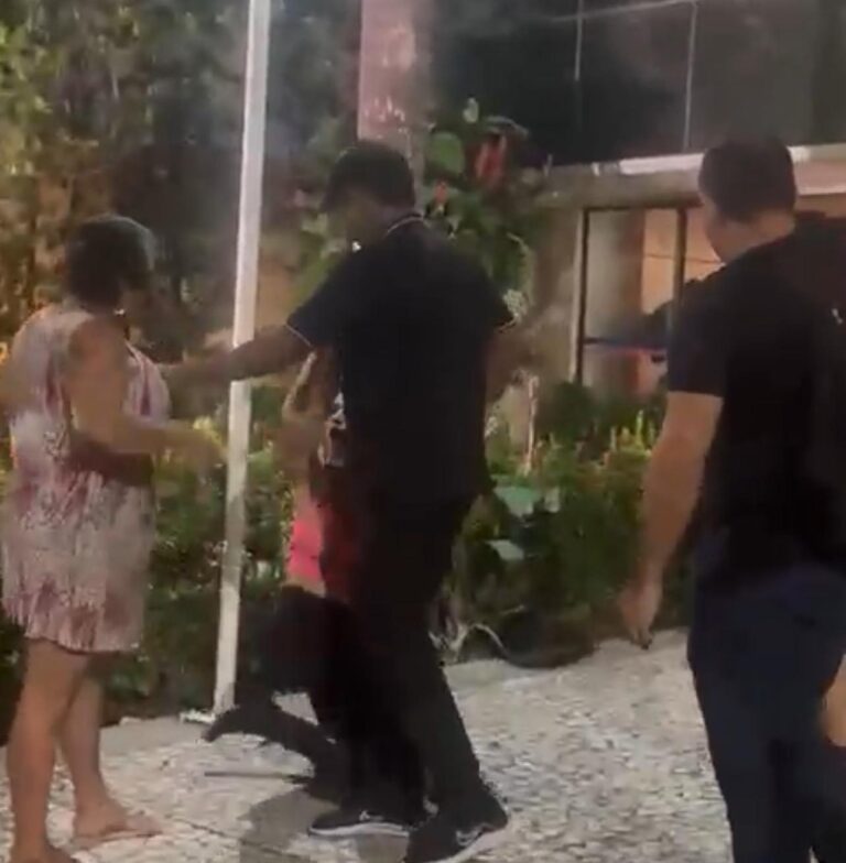 Idosa agride jovem após acusação de racismo em faculdade; ASSISTA